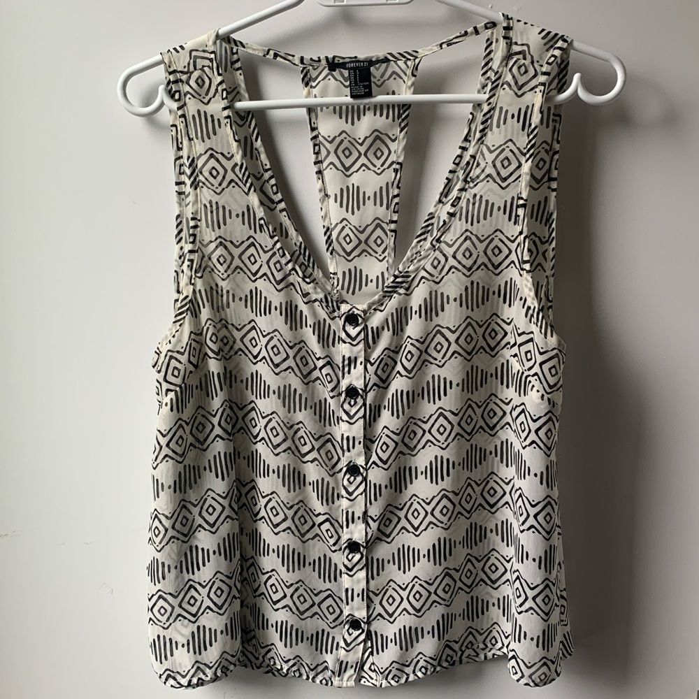 🇨🇦 Forever 21 Black and White Geometric Patterned Top